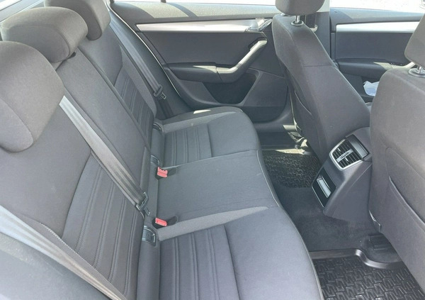 Skoda Octavia cena 46900 przebieg: 152000, rok produkcji 2017 z Wojkowice małe 172